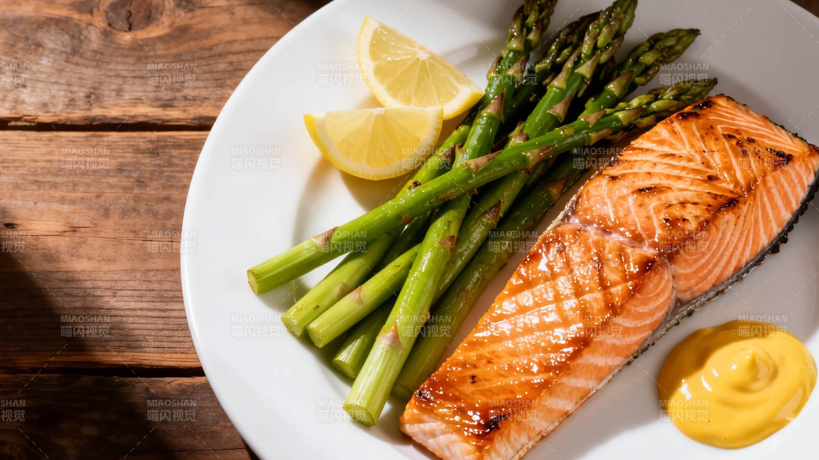 香煎三文鱼配芦笋柠檬酱图片
