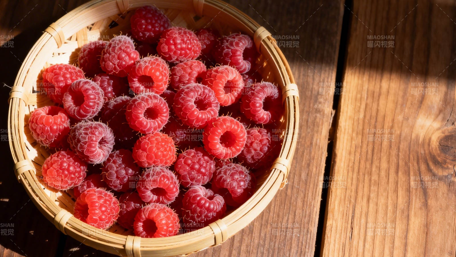 竹篮盛满鲜红覆盆子图片