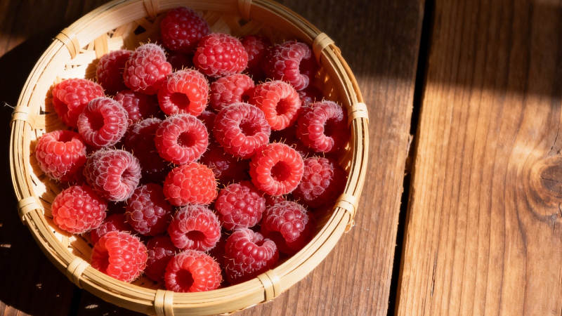 竹篮盛满鲜红覆盆子图片