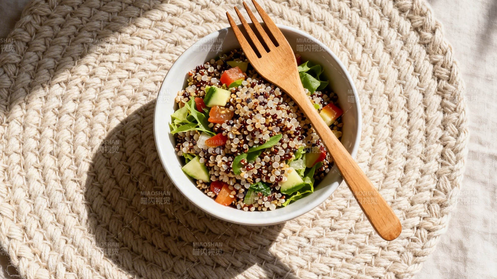 藜麦沙拉配木叉 阳光下的健康餐图片
