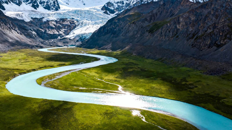 冰川融水蜿蜒绿谷中图片