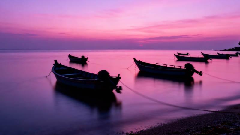 紫霞渔舟静泊暮色中图片