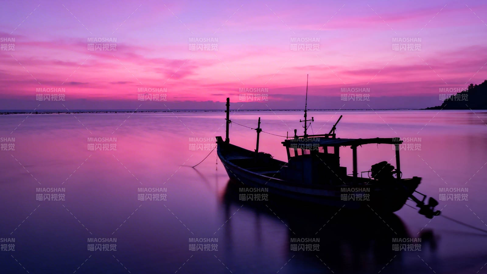 紫霞映海 孤舟静泊图片