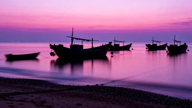 紫霞渔舟静泊海岸图片