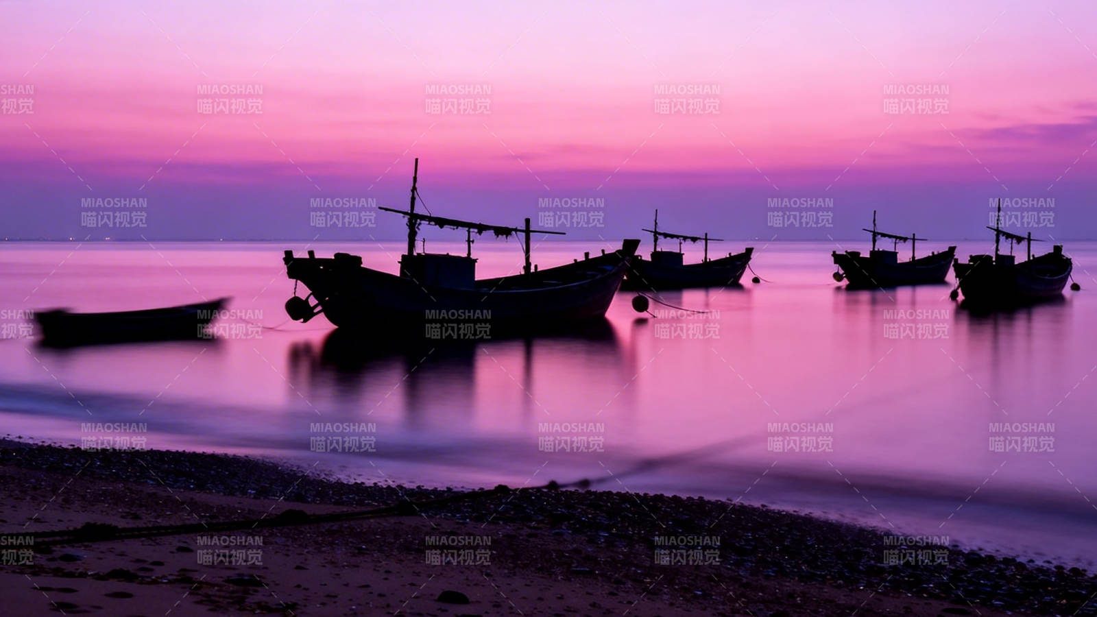 紫霞渔舟静泊海岸图片