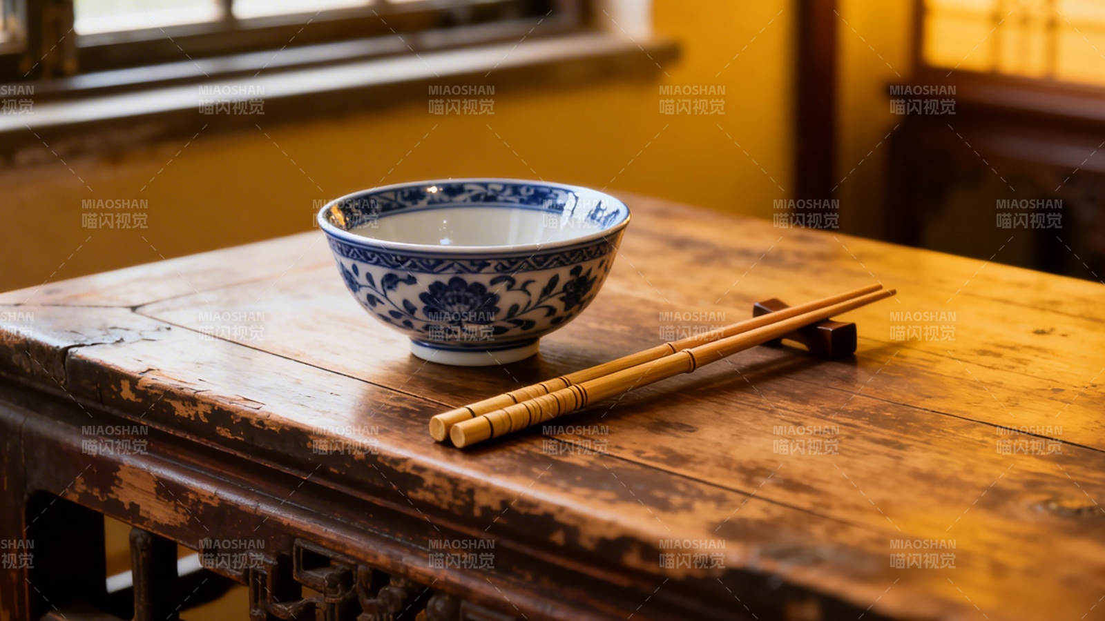 青花碗配竹筷 古韵木桌静置图片