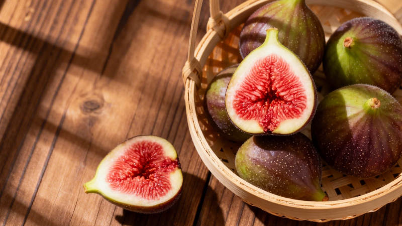 篮中无花果 阳光映木纹图片