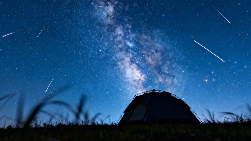 星空下的帐篷与流星雨图片