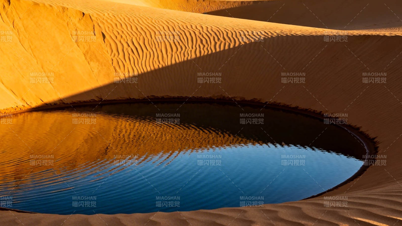 沙漠之眼 金沙环抱碧蓝水图片