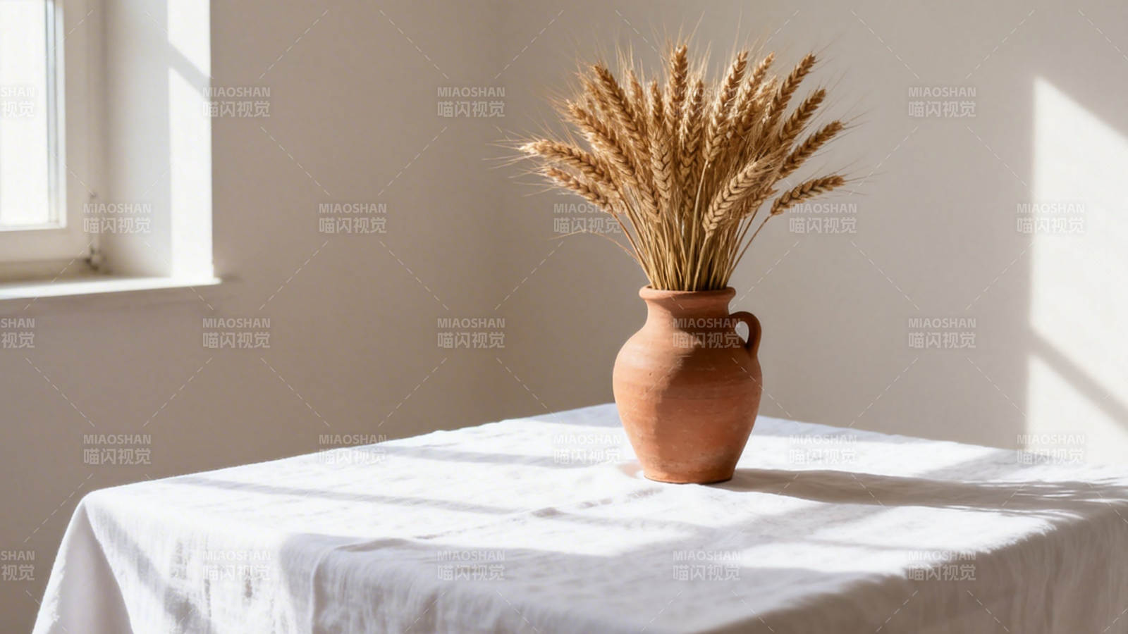 麦穗陶瓶静置窗边桌图片