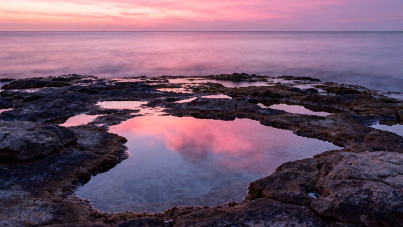 粉霞映海 岩池如镜图片