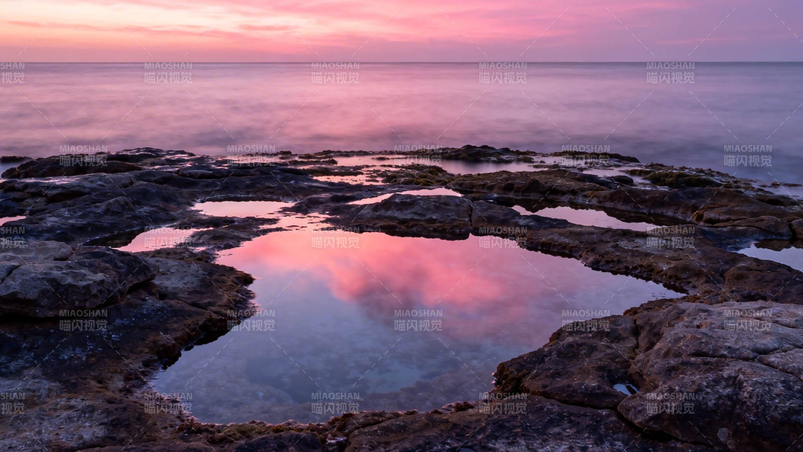 粉霞映海 岩池如镜图片