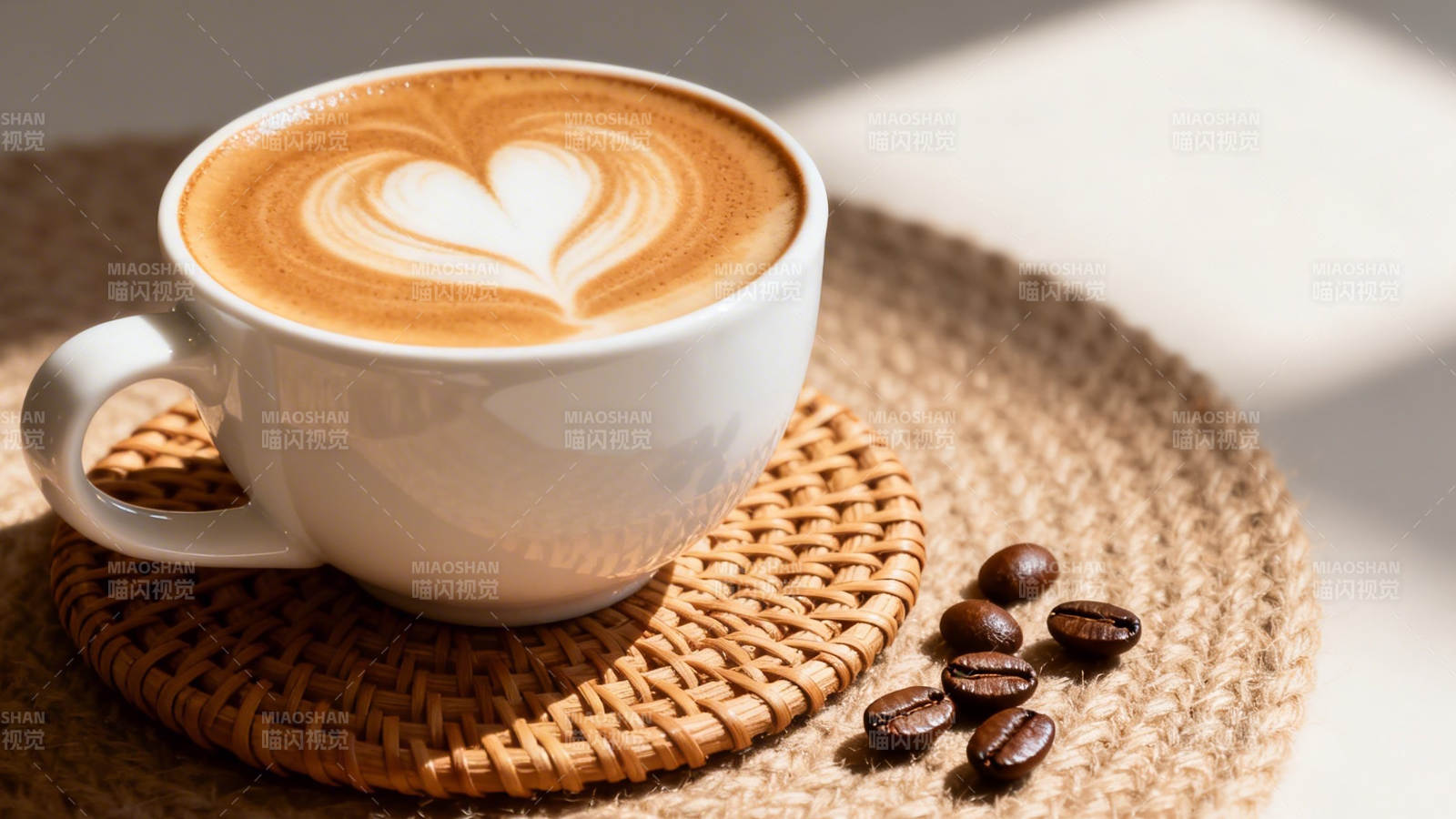 心形拉花咖啡配咖啡豆图片