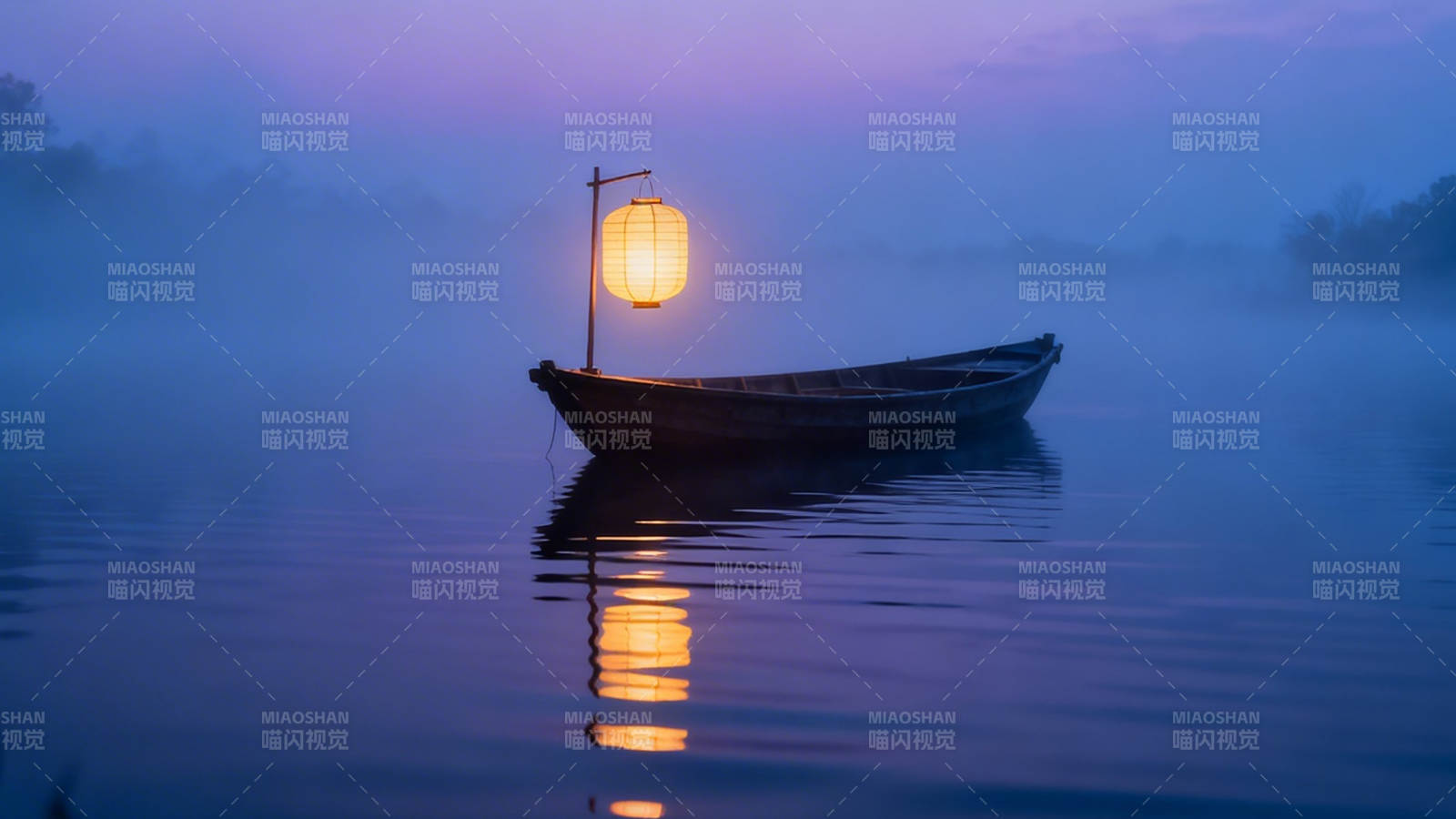 雾夜孤舟 灯影静水间图片