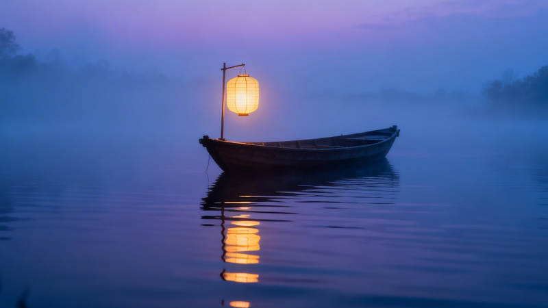 雾夜孤舟 灯影静水间图片