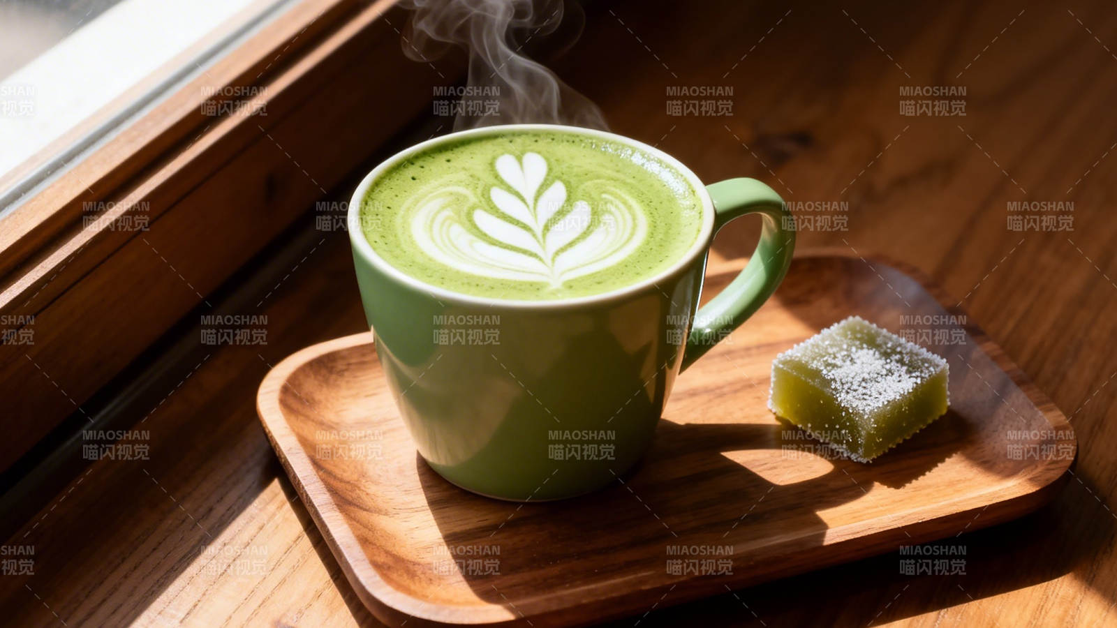 抹茶拿铁配和菓子 窗边暖阳图片