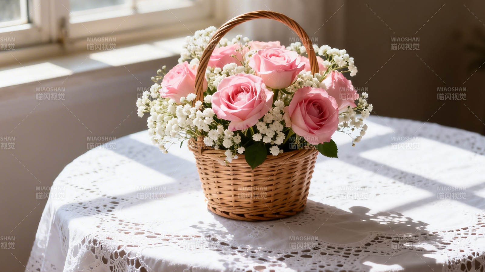 窗边花篮 粉玫瑰与满天星图片