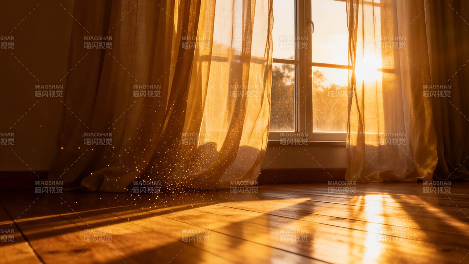 夕阳穿帘 金辉洒木地板图片