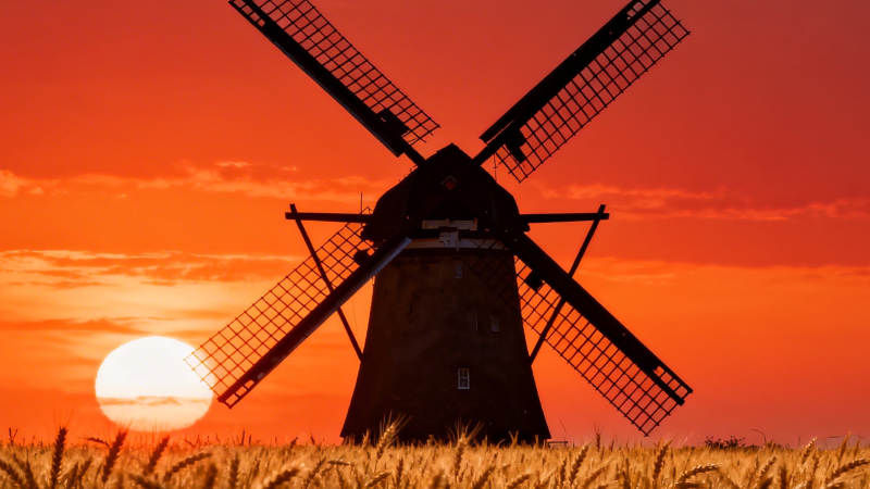 夕阳风车剪影美图片