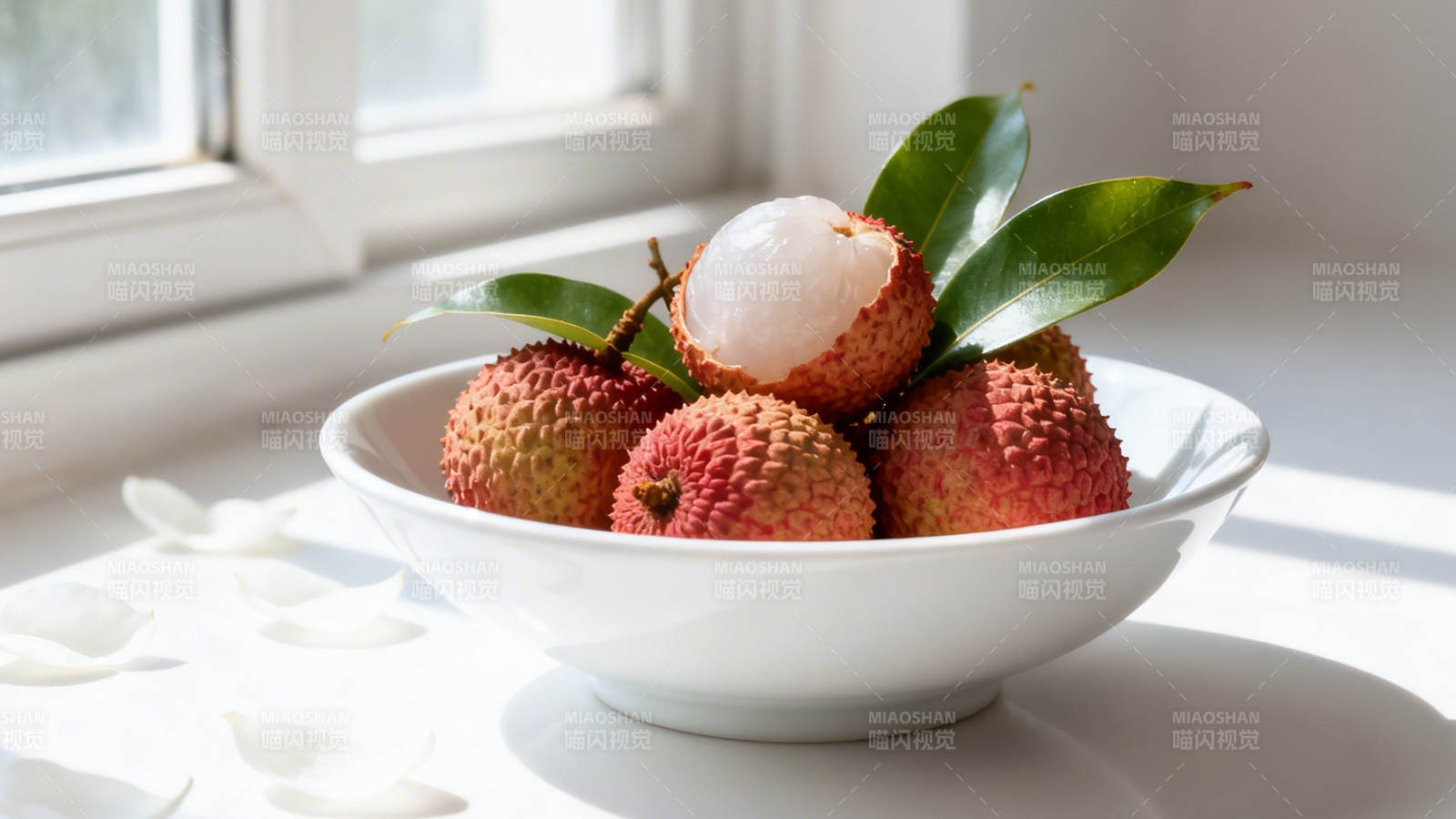 窗边白碗盛鲜荔 绿叶相伴图片