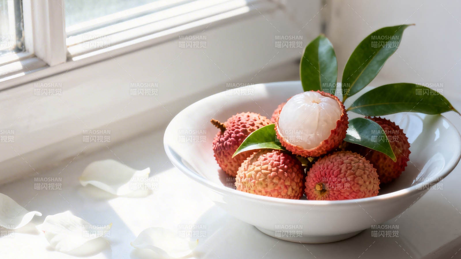 窗边白碗盛荔枝 绿叶相伴图片