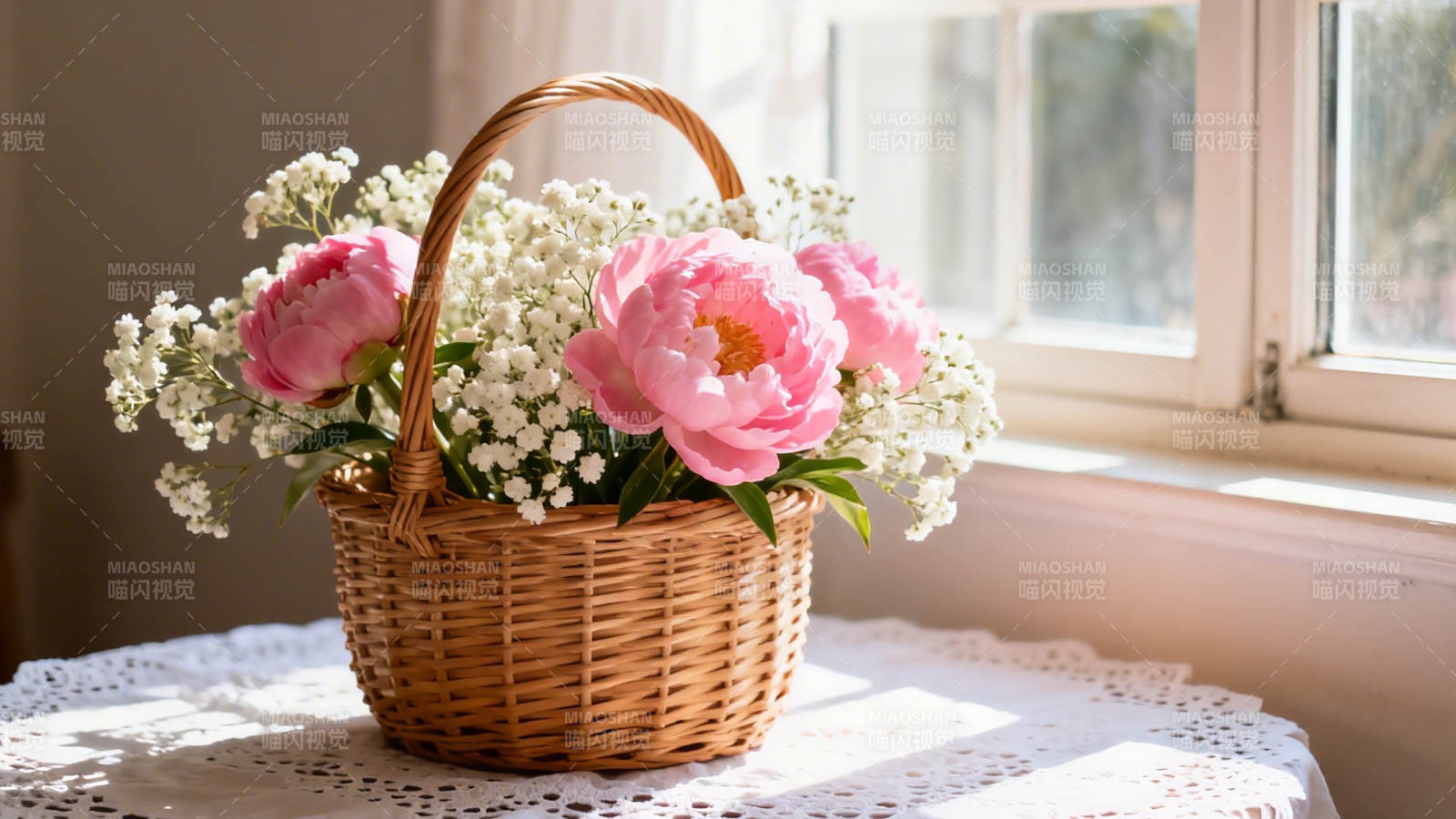 窗边花篮 粉白相映成趣图片