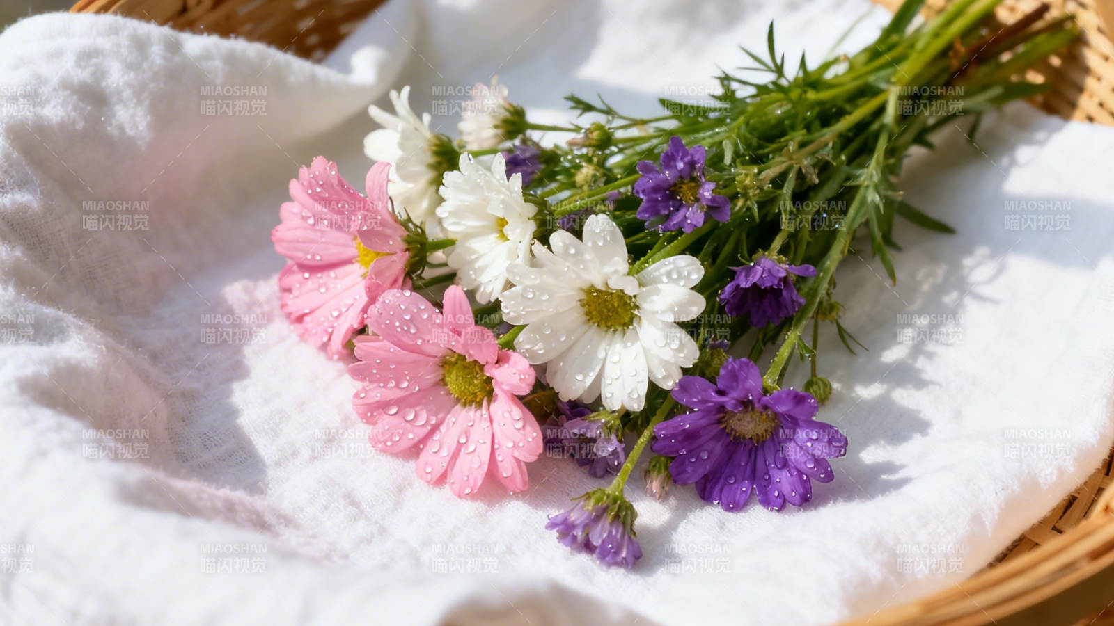 花束静置白布篮中图片