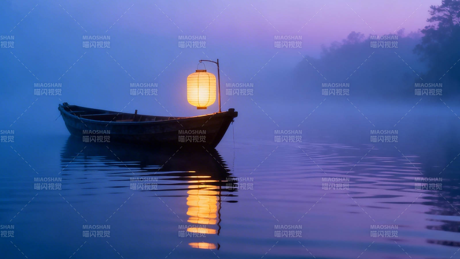 雾夜孤舟灯影静图片