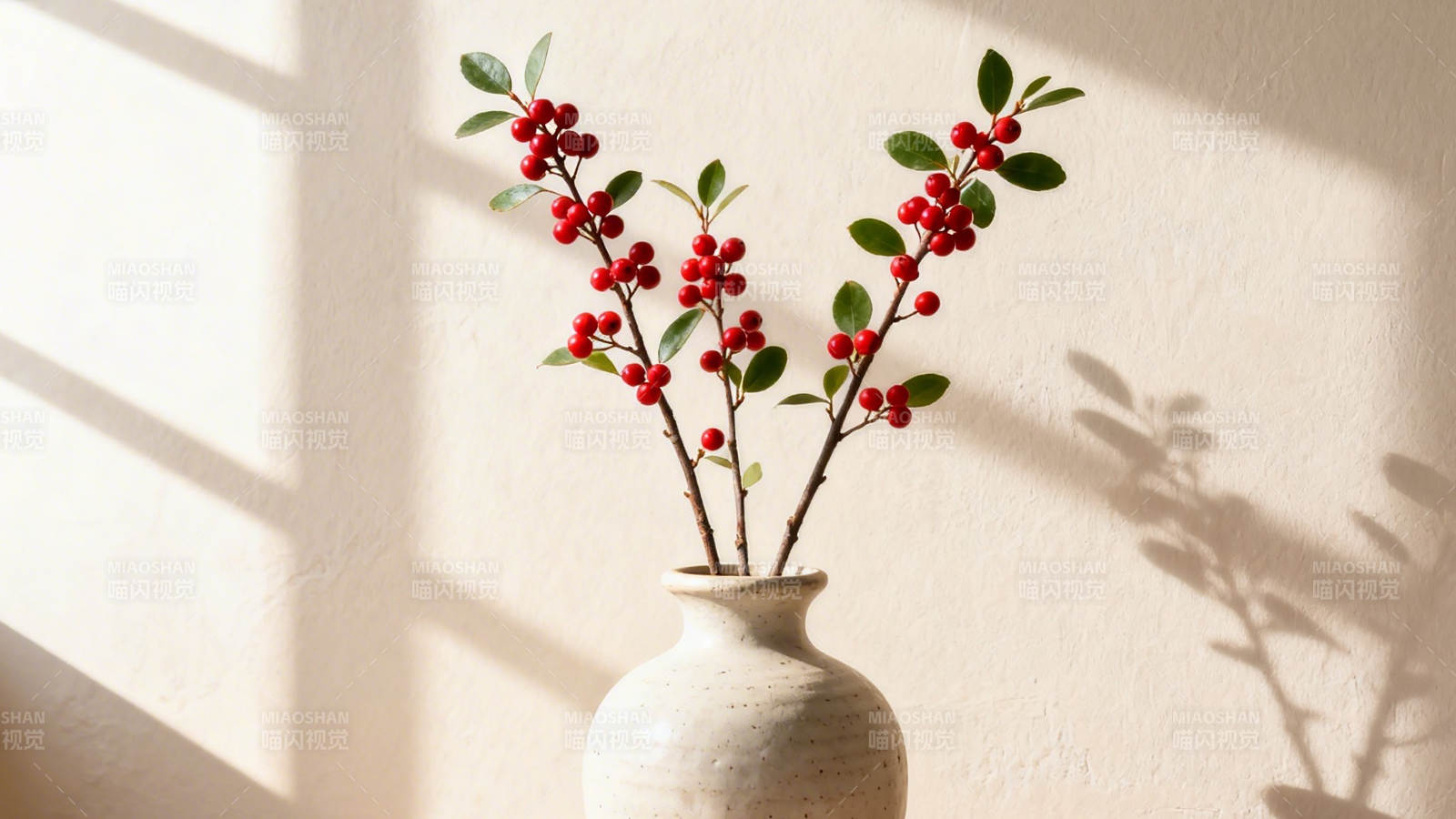 红果绿叶映窗影图片