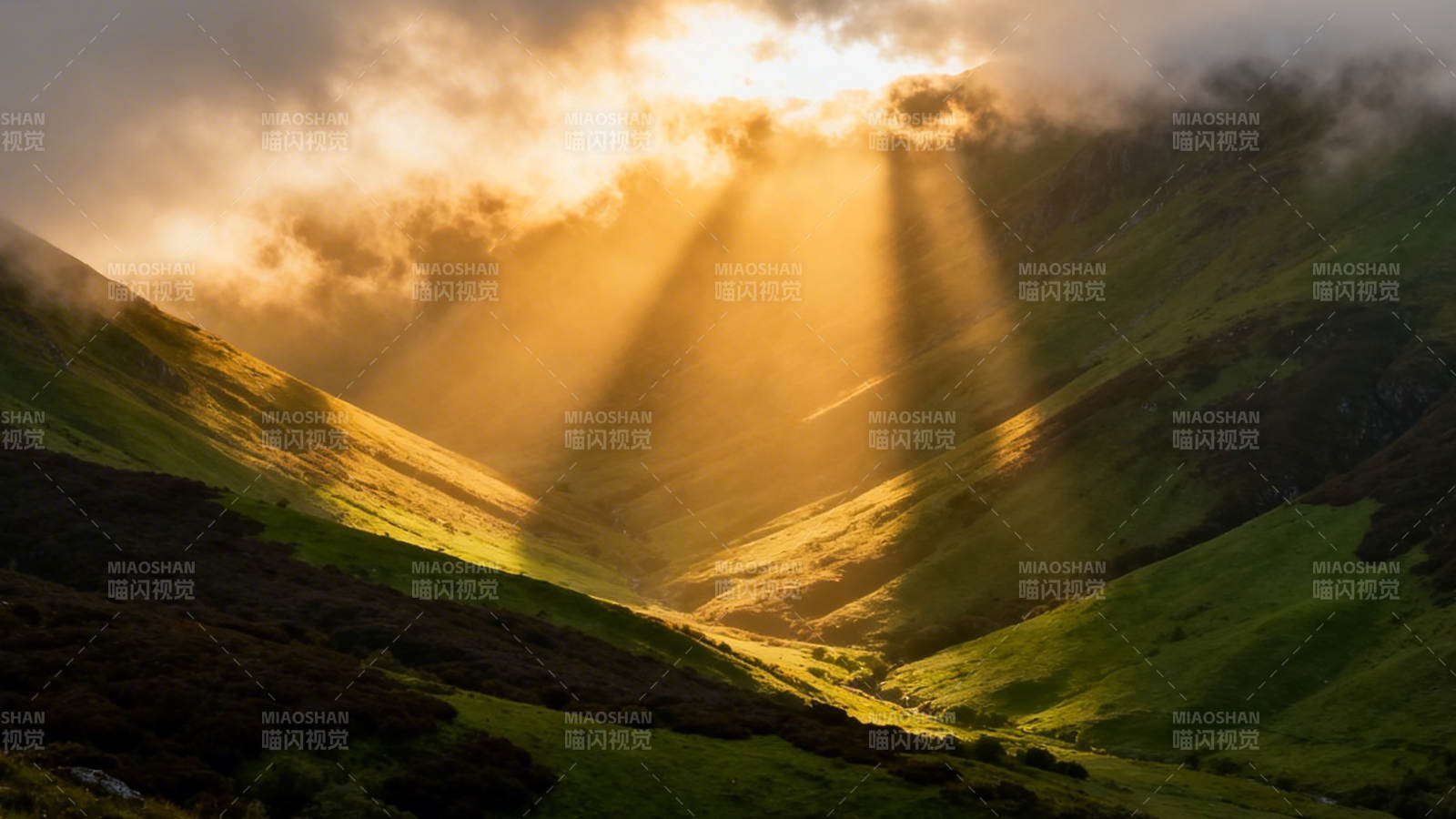 金光穿云照山谷图片