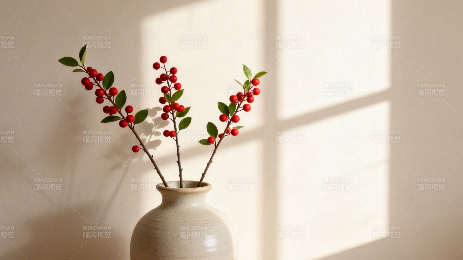 红果绿叶映窗影图片