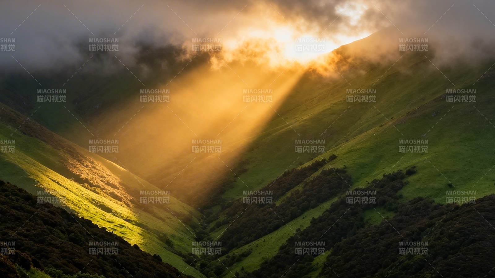 金光穿云照山谷图片