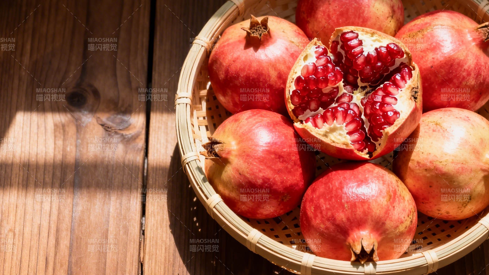 竹篮石榴 阳光木桌香图片
