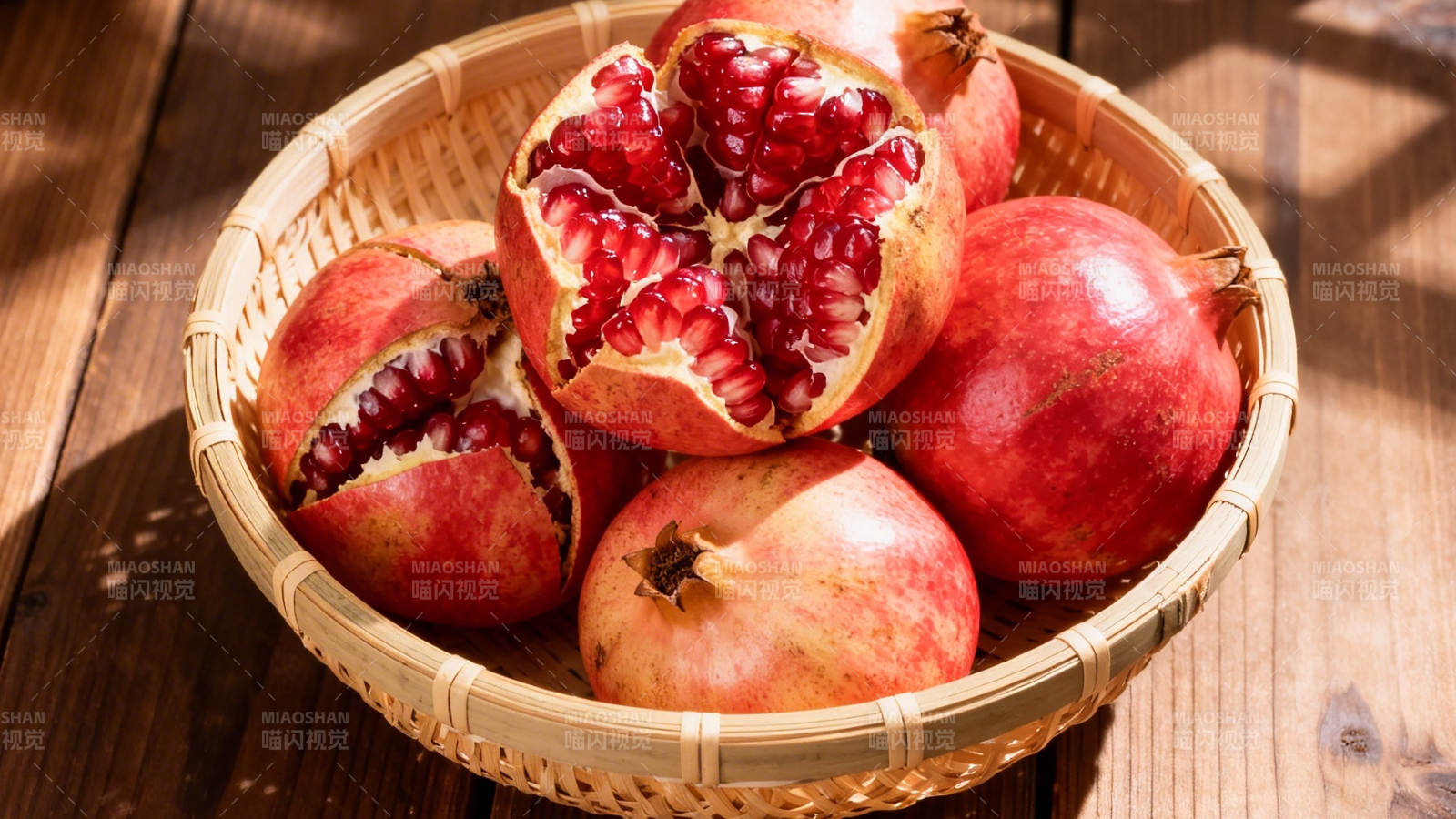 竹篮盛红石榴 籽粒饱满诱人图片