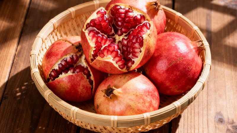 竹篮盛红石榴 籽粒饱满诱人图片