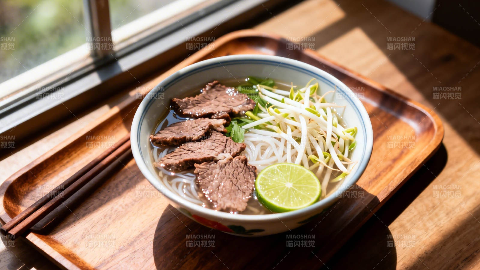 阳光下的牛肉河粉图片