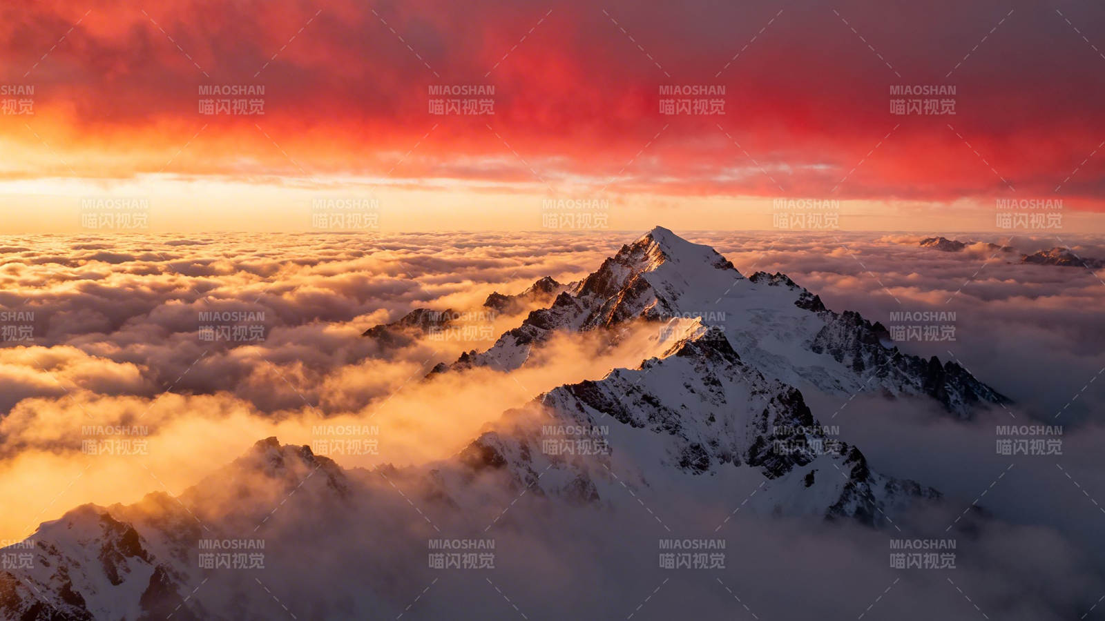 雪山云海映霞光图片