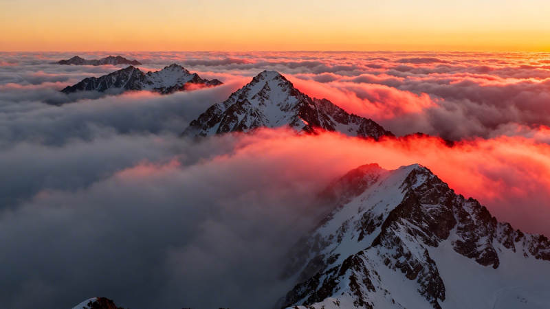 雪山云海映霞光图片