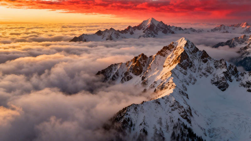 雪山云海映霞光图片