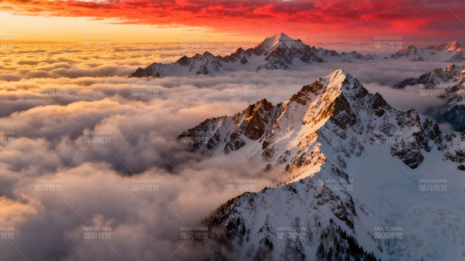 雪山云海映霞光图片