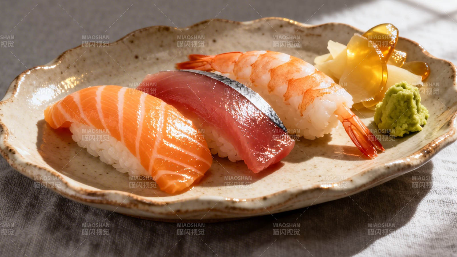 三文鱼金枪鱼虾寿司拼盘图片