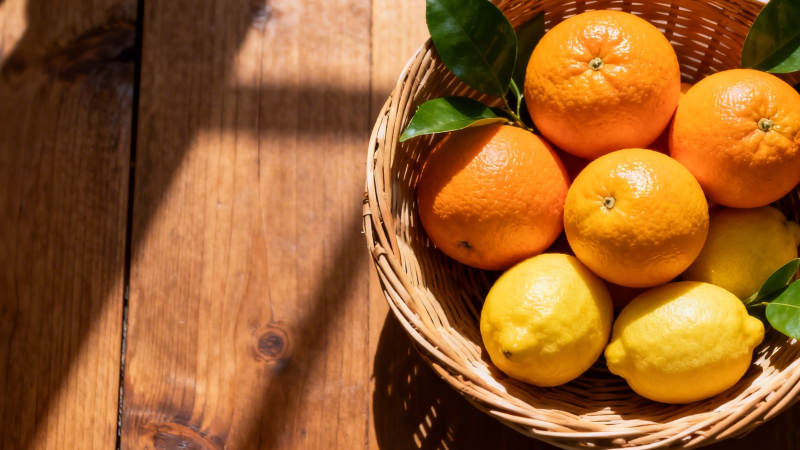 阳光下的橙黄果篮图片