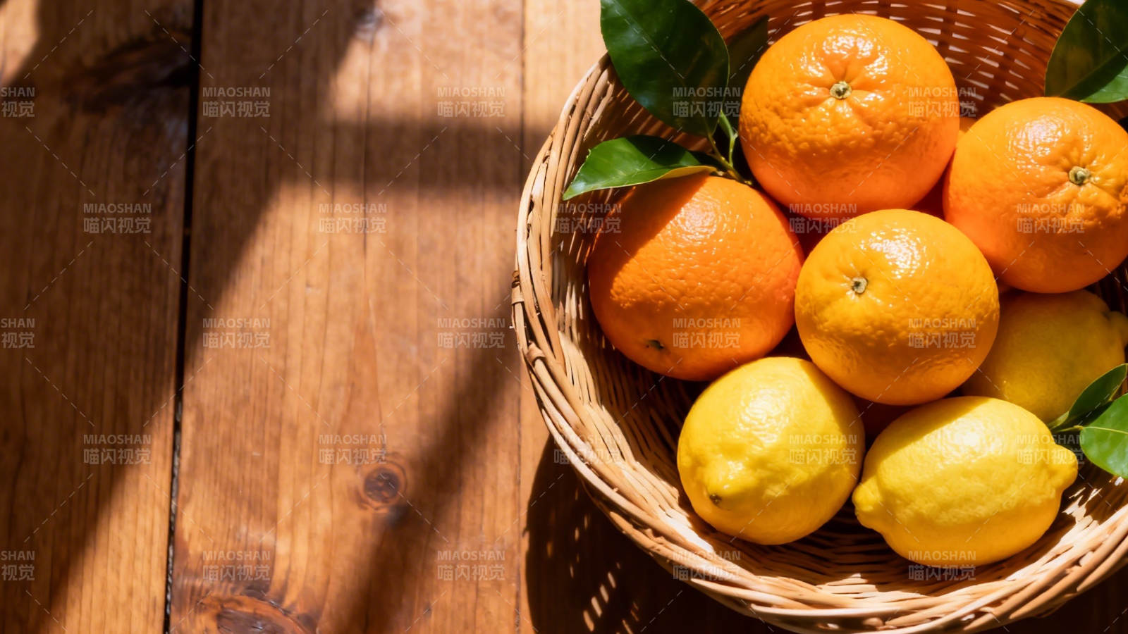 阳光下的橙黄果篮图片