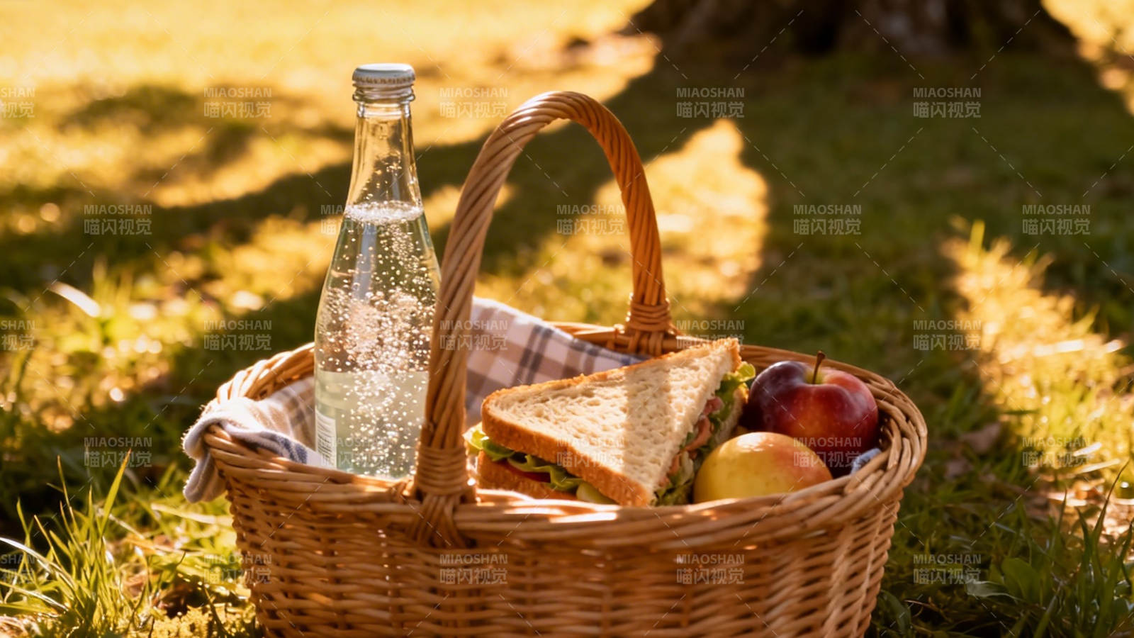 野餐篮里的阳光美食图片