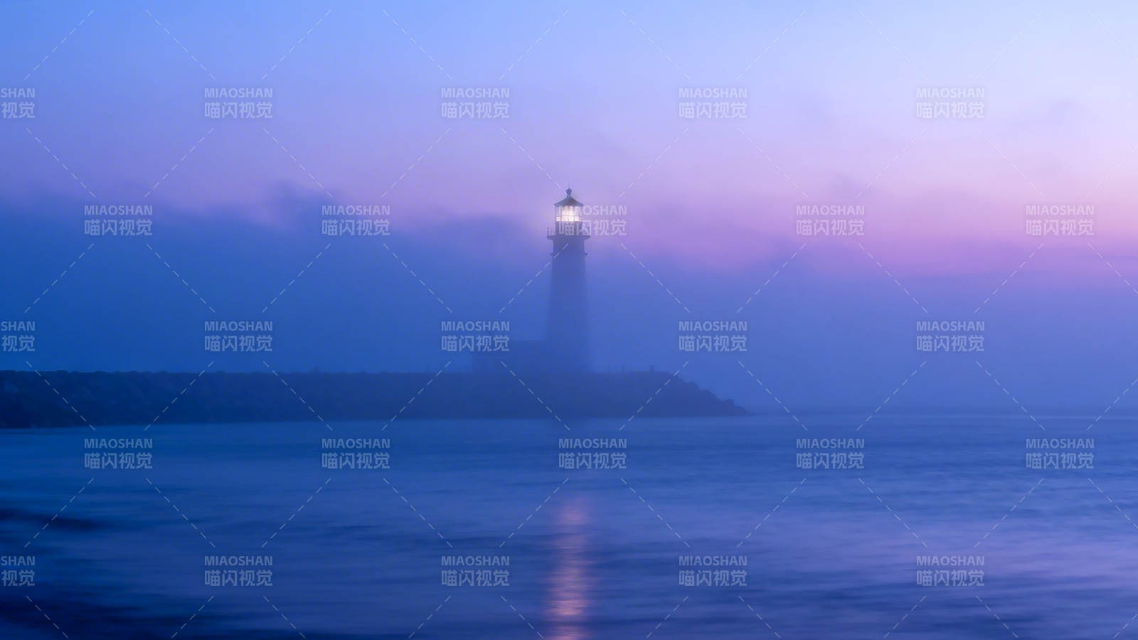 雾中灯塔 暮色温柔图片