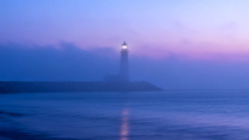 雾中灯塔 暮色温柔图片