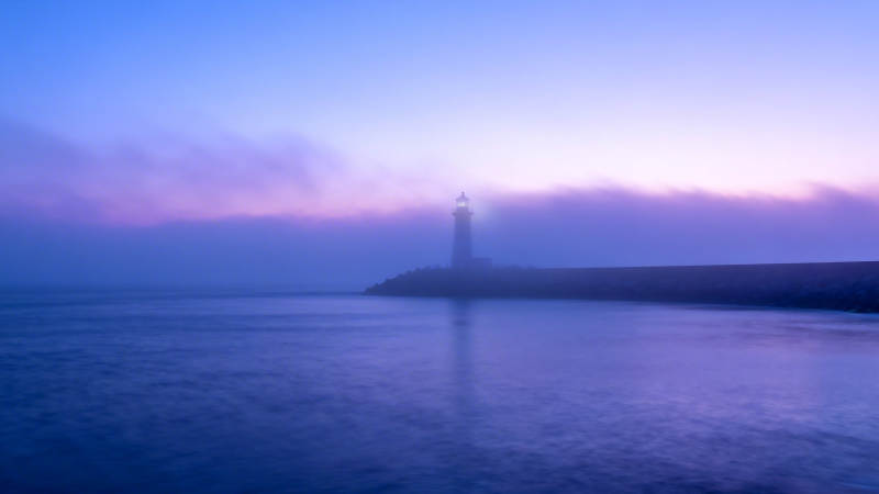 雾中灯塔 紫霞映海图片
