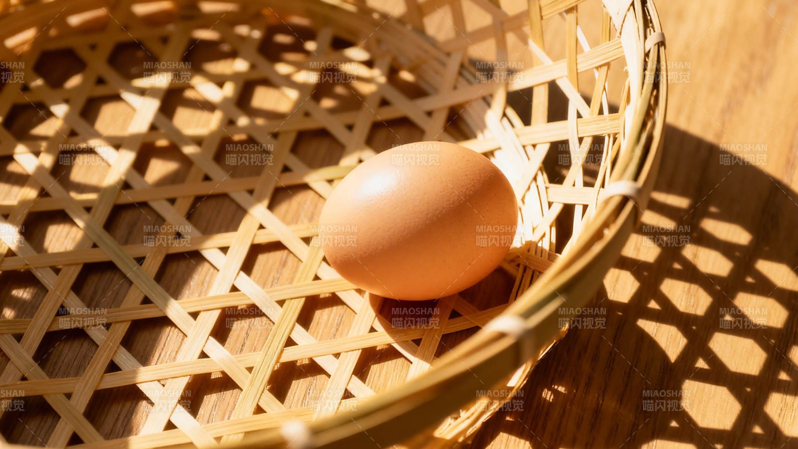 竹篮盛蛋 光影斑驳图片