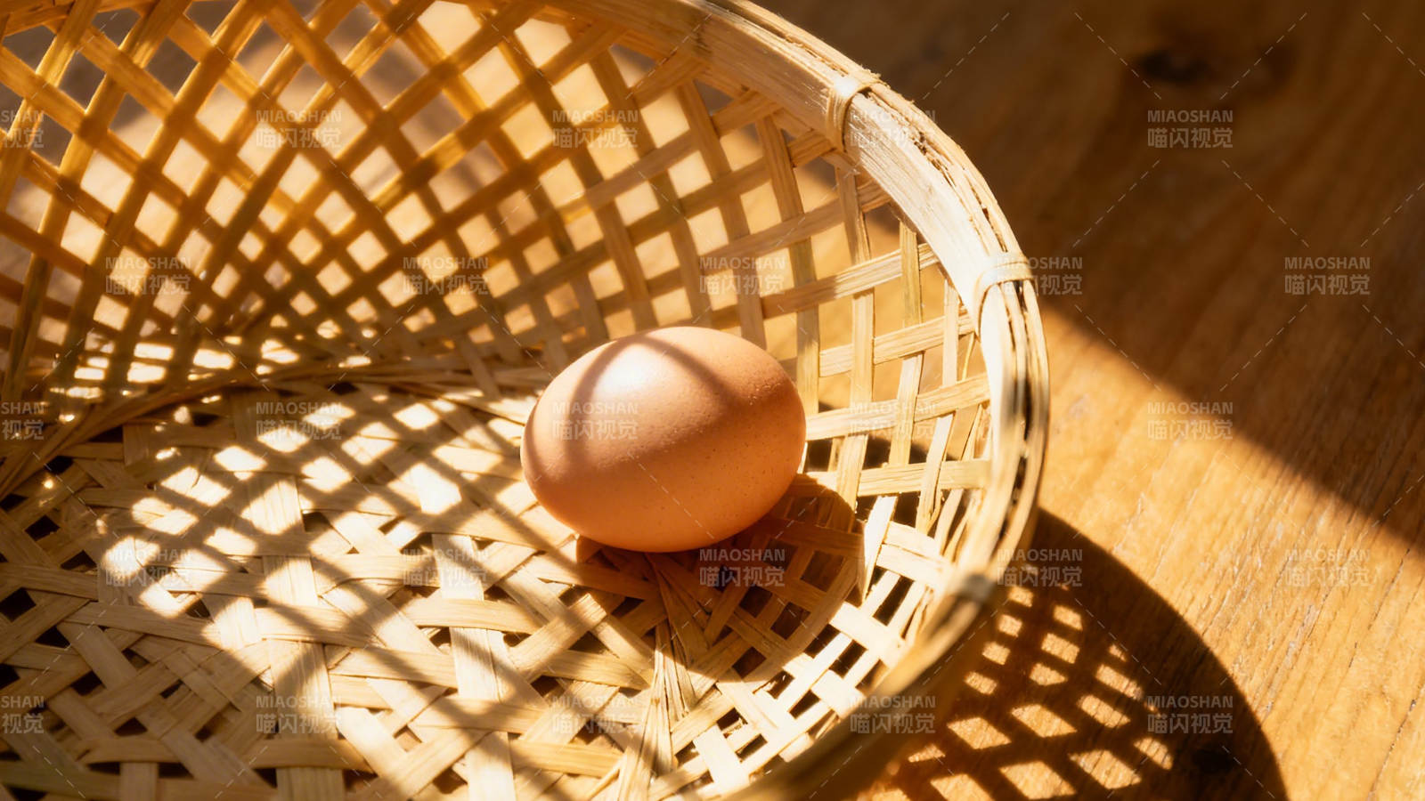 竹篮盛蛋 光影斑驳图片