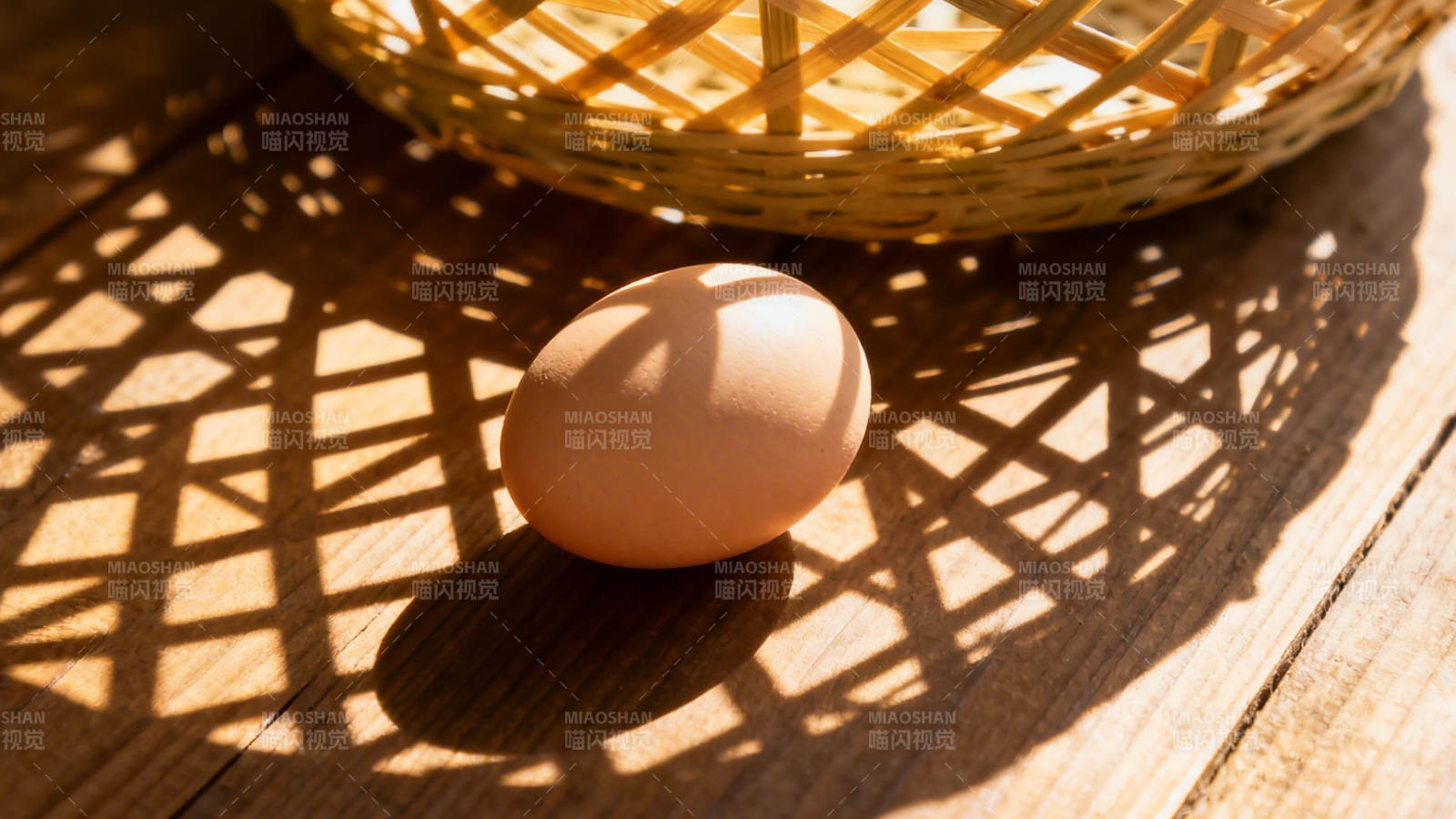篮影下的鸡蛋图片